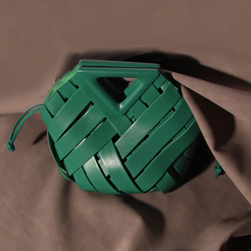 Woman holding structured woven geometric handbag – ARLANA Paris