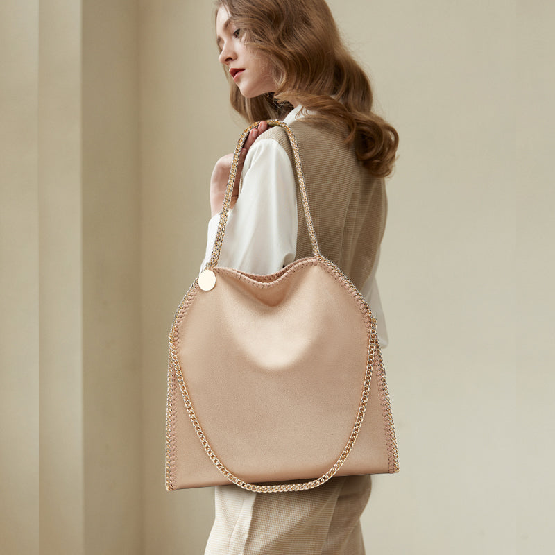 Large chain shoulder bag worn casually – ARLANA Evorra