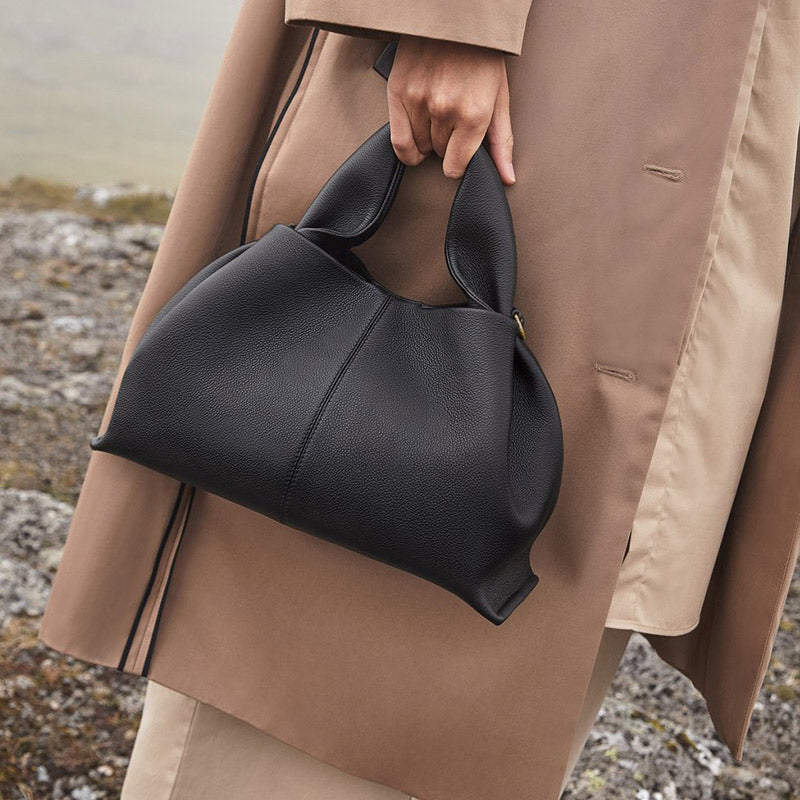 Woman carrying ruched hobo shoulder bag in black – ARLANA